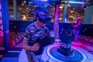 kids playing virtual reality game: Hologate